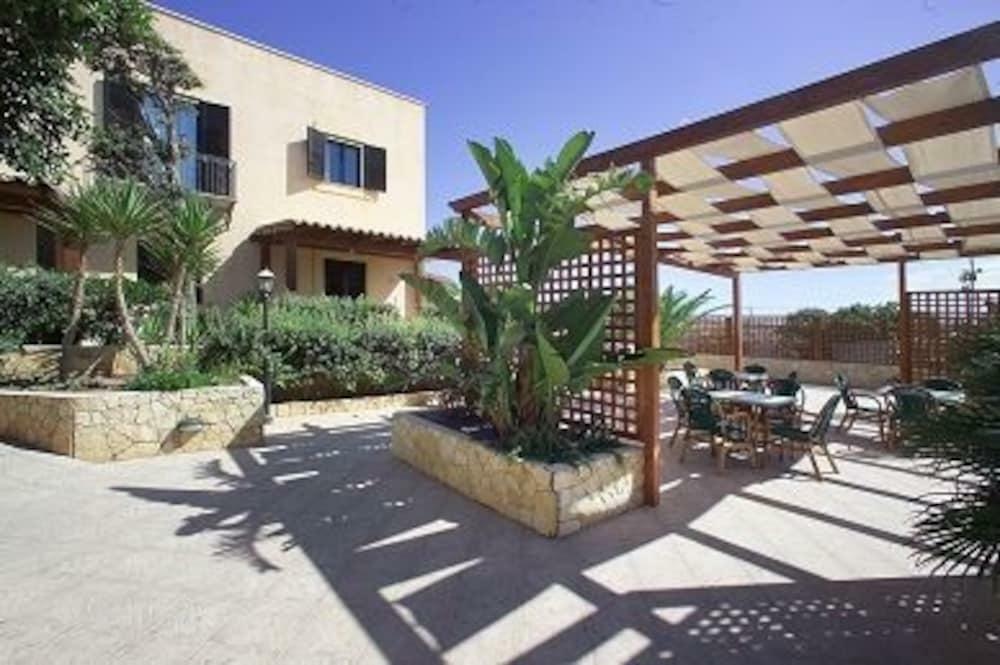 Oasis Hotel Residence Resort LMP Exterior photo